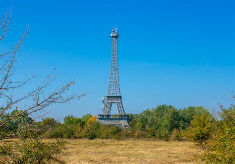 Turnul Eiffel din Slobozia: Un simbol al ambiției și al nostalgiei